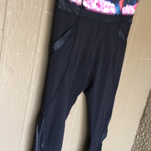 Lululemon Capri leggins - Picture 7 of 7